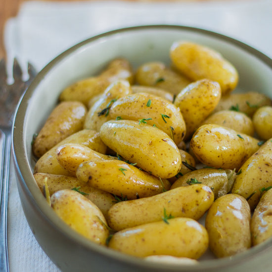 Sous vide-smørpocherede kartofler i skål