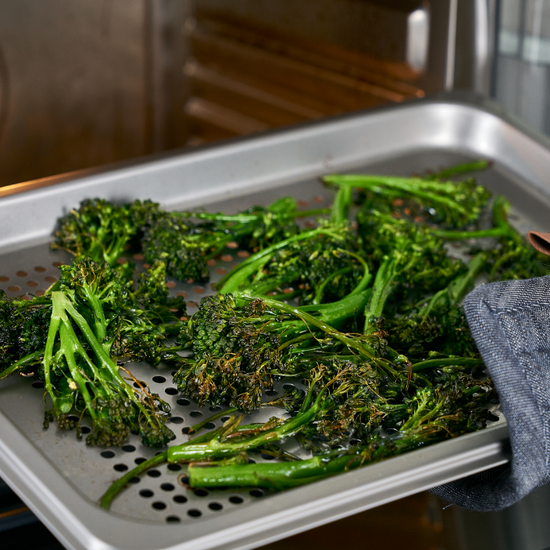 Tapenade de brócoli y aceitunas en el horno de precisión Anova