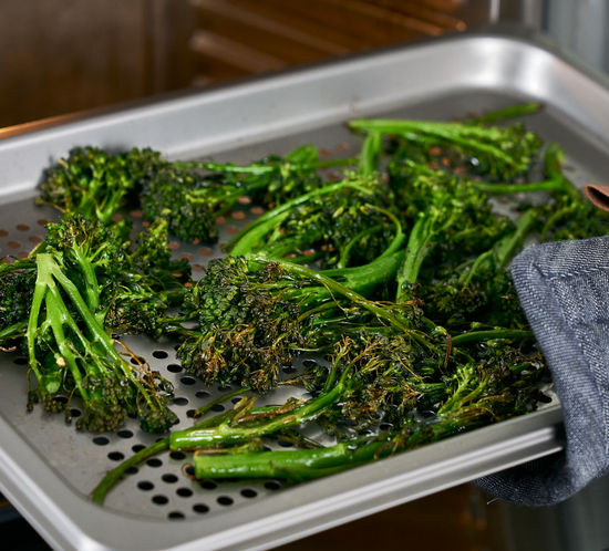 Tapenade de brócoli y aceitunas de Anova Precision Oven
