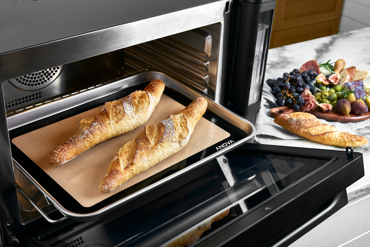 方差法精密烤箱中的法式長棍麵包