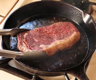 https://anovaculinary.com/wp-content/uploads/2017/11/anova-steak-guide-sous-vide-sear.jpg